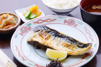 市場や漁港直送の天然の鮮魚や食材を中心に、こだわり抜いた食材を仕入れています。