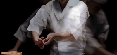 繊細で大胆な職人技の美しい鮨で、世界中からオファーが。みんなが誇りを持ち、醍醐味を味わえる職場です。