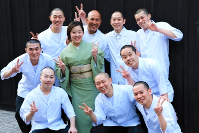 3店舗のサービススタッフの平均年齢は28歳。新卒からずっと働き続けてくれているスタッフもいます。