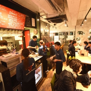 おしゃれな店内のコンセプトは若い女性のお客さまをメインターゲットにしています。