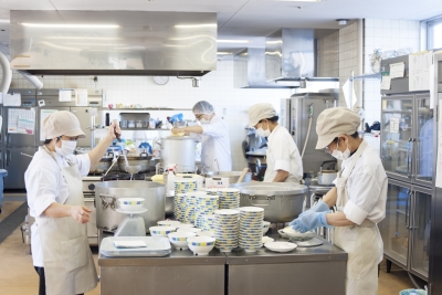新調理システムをイチ早く取り入れ、品質向上や作業効率化をはかっています。