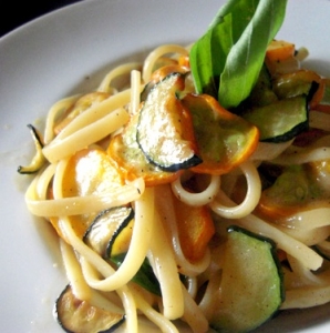 旬の新鮮野菜を使ったパスタやイタリアンの一品料理を、ランチからディナーまでお届けしています。