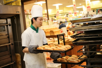パン工房の近くが売り場となっているので、自分が作ったパンを手に取るお客様の様子を見ることもできます◎