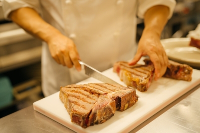 熟成肉の扱いも身につきます