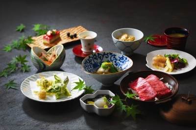 様々な年代、国々の方々のために、多様な料理を提供しています。