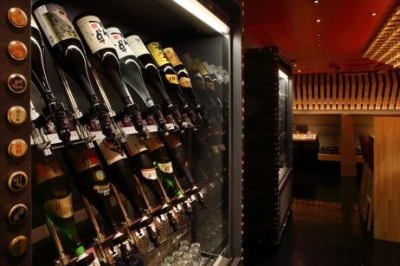 <和食居酒屋>日本酒セラーもあり、日本酒にも詳しくなれます。