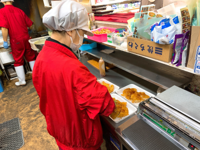 惣菜部門または、鮮魚部門のいずれかへの配属となります。
