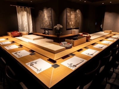 主なお仕事は、現場の職人たちと話し合い、協力しながら、より魅力的なお店やメニューを生みだすこと