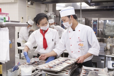 病院や社会福祉施設などでの食事提供をになう、調理スタッフ!