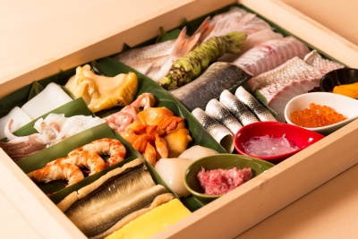 吟味した旬の食材を職人の熟練の技で握り、”芸術の一品”に創り上げます。