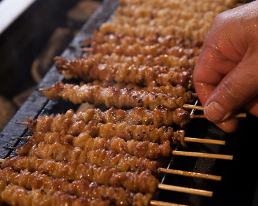 焼いては寝かしをくり返し。余分な油を落とし、かわ本来の旨味を引き出したお店自慢の「かわ三日五回炙り」