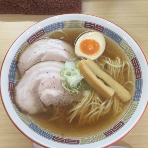 こだわりの自家製麺に、良質の煮干しの出汁が効いた、透明感のあるスープ