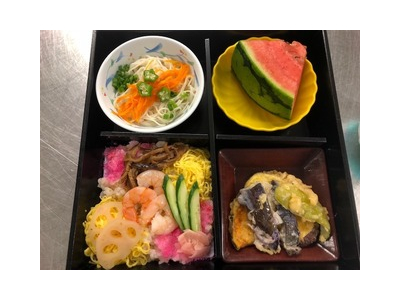 旬の食材を使った、鮮やかなメニュー作りにこだわりを持つ、給食会社です。※画像は他施設の給食
