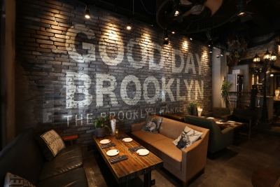 オシャレな空間作りにこだわる店舗を展開中!お肉やワインの知識も身につきます!