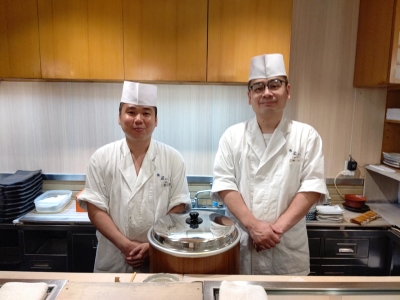 スタッフの平均年齢は30代前半。少数精鋭でお店を切り盛りしています。