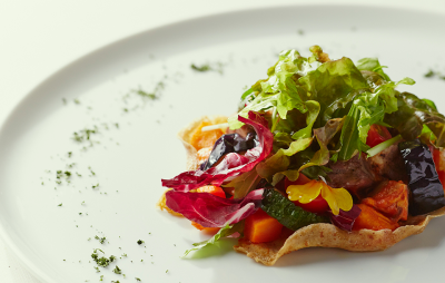 料理は地元の食材をふんだんに使ったフランス料理を提供。