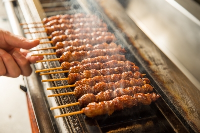 博多製法の「博多とりかわ」が看板メニュー。「焼き師」になったら、人気の味の秘密を伝授します。