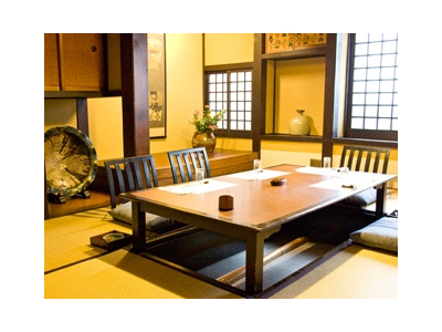 著名な民芸作家の作品が飾られるなど、一部屋一部屋こだわりぬいて作られた個室。
