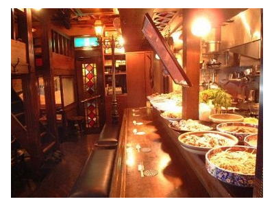 カウンターの上にズラリと大皿料理が並びます。和洋中、ジャンルにとらわれない創作料理が人気です。
