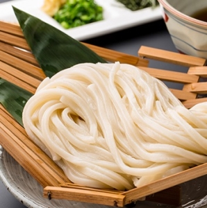 最高級の小麦粉で作られたコシと弾力にこだわったうどんは当店の人気メニューです。