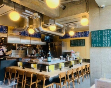 「麦酒宿 まり花」は店内も大衆居酒屋をイメージ。お出しする料理はアジアンテイスト!