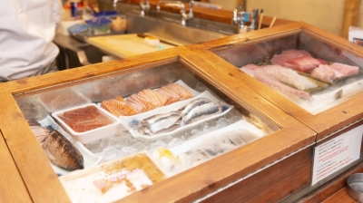 沖縄産の魚もずらり◎ワクワクしながら仕事に取り組める環境です。