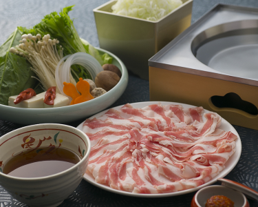看板メニューは「つゆしゃぶ」。超薄切りの豚肉をさっと湯がき、和風のつゆで食べる新スタイルの料理です。