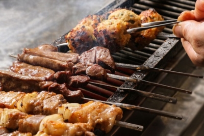 大きくカットした具材を鉄串に刺した、串焼も人気です。