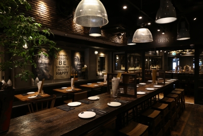オシャレな空間作りにこだわる店舗を展開中!お肉やワインの知識も身につきます!