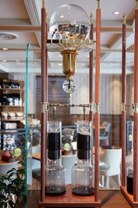 丁寧にサイフォンで抽出したコーヒーや、ダッチコーヒーと呼ばれる水出しアイスコーヒーも自慢です。