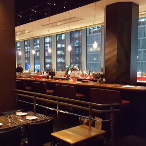 24席あるロングカウンターが特徴。名古屋の夜景をながめながら、スペイン料理と豊富なワインが楽しめます