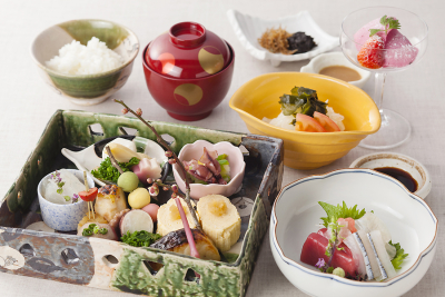淡路島魚介や、旬の野菜・京野菜など、素材にこだわった料理を提供しています。