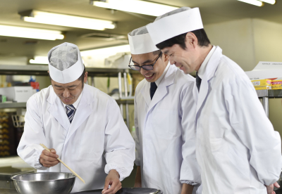 若手もベテランも活躍しています。経験を活かしてより多くのお客様に喜んでいただけるお料理を!