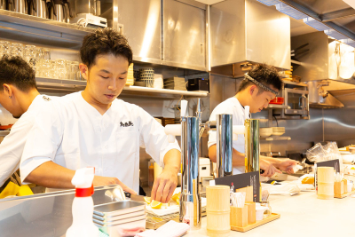 希望やスキル次第では、入社時と別の業態への異動や、新店の立ち上げに携わるチャンスも!