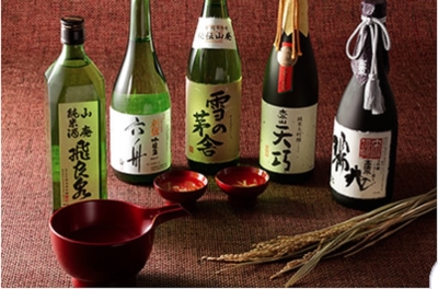 秋田の地酒も豊富にランナップ。とことん秋田を堪能できるお店づくりをめざしています。