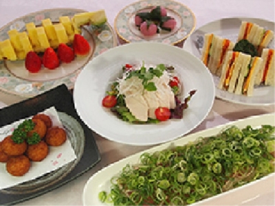 定食や会食、すき焼き、しゃぶしゃぶ、焼肉コース、軽食など、多彩なメニューを取り揃えています。